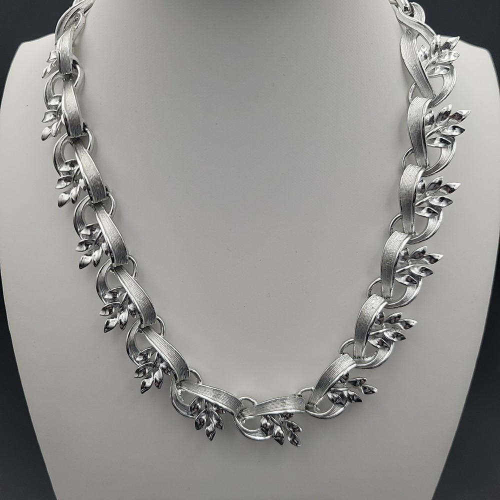 Vintage Lisner Silver Tone Leaf Choker Necklace 16 Inch Adjustable Cottagecore